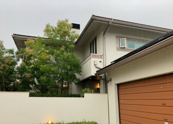 バルコニーは、室外の専用スペースのうち、「屋根がなく開放された空間」であるものを指します。ベランダより広いタイプのものが多く、日当たりもよいため家庭菜園などを楽しみたい人にとって適した環境となります。