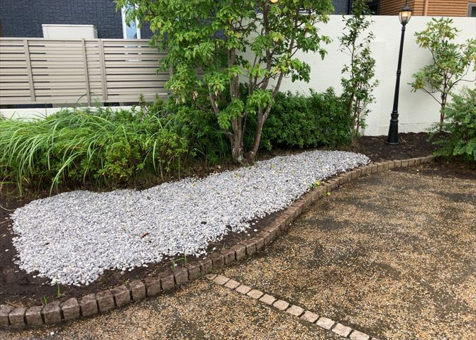 庭があることでガーデニングや家庭菜園はもちろん、こどもの遊び場やペットを放して遊ぶことができます。また、家の周囲に余裕があるということです。隣地との間があれば、十分な日当たりと、風通しが確保できます。