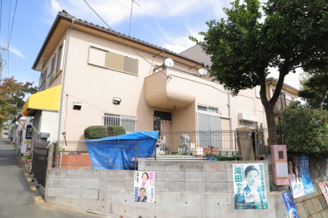 現地に行くなら、物件の周囲の地形がどうなっているかを見ることも大切です。周辺より低くなっている土地では、大雨などで水が集まりやすいため、地盤が弱くなっているということも考えられるため、注意が必要です。