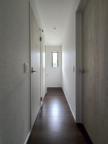 各居室へつながる、明るく落ち着いた廊下。
