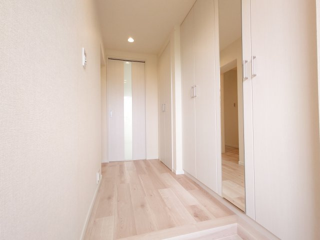 【新品】建具、扉、デザインクロス、フローリング！明るいナチュラルデザインです♪