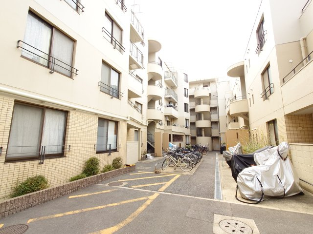 きちんと整備された自転車・バイク置場♪