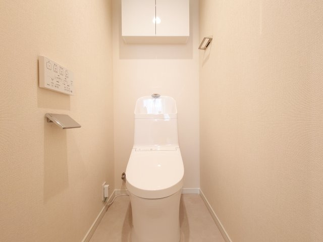【新品】トイレ交換（収納棚・温水洗浄便座付き）、とても綺麗で清潔感があります♪