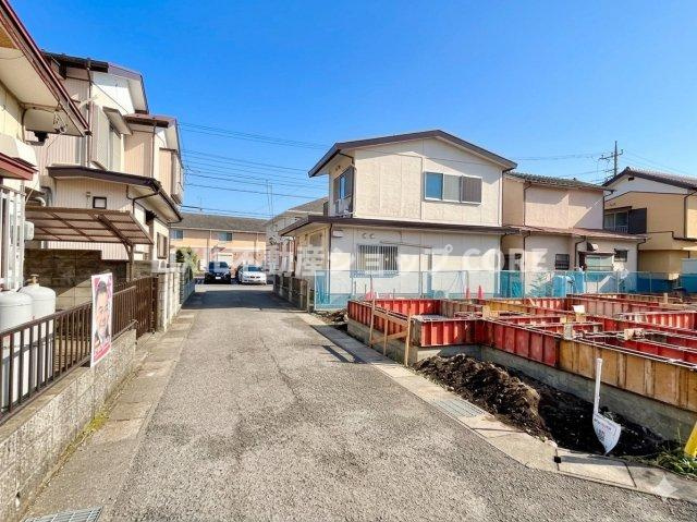 前面道路は閑静な住宅地をはしる車通りの少ない道路。お車の出し入れが苦手なママや小さなお子様にも安心　