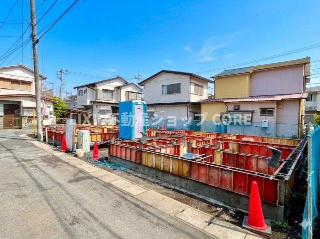 駐車場1台と自転車やバイクを駐車可能！敷地が広いので倉庫や荷物も置けるスペースがございます。　