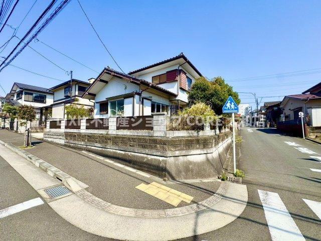 小学校・中学校が近く、子育て環境良好な立地。小さなお子様がいる方には、安心な立地になっております。