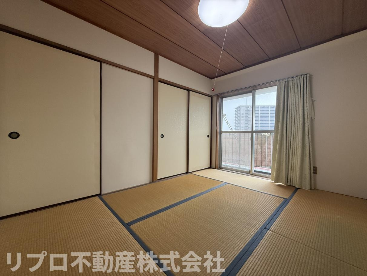 南向きの明るい6帖和室！壁の状態も良好で、落ち着いた空間となっております！