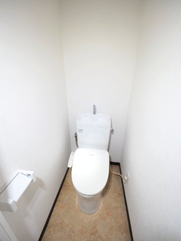 【トイレ】　白を基調とした清潔感のあるトイレ。ウォシュレットも付いてますので快適にご使用いただけます。