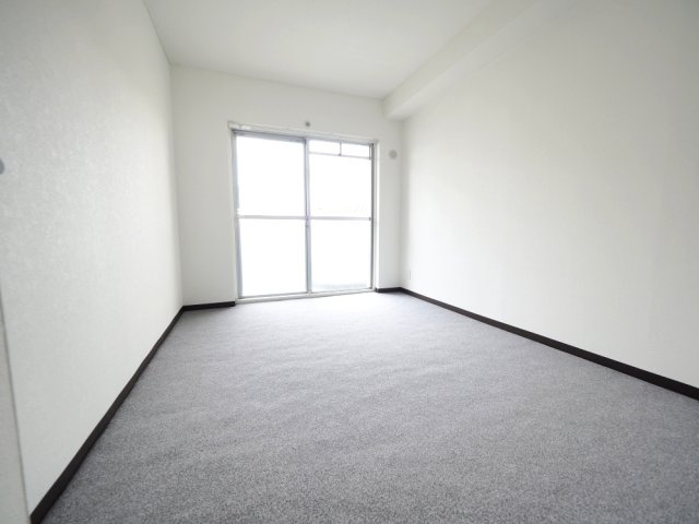 【洋室】　お部屋の形が整っているので、難しく考えずに家具の配置が可能です。