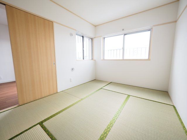 【和室】　裸足でくつろげる和室もございます。畳の香りでリラックス♪
