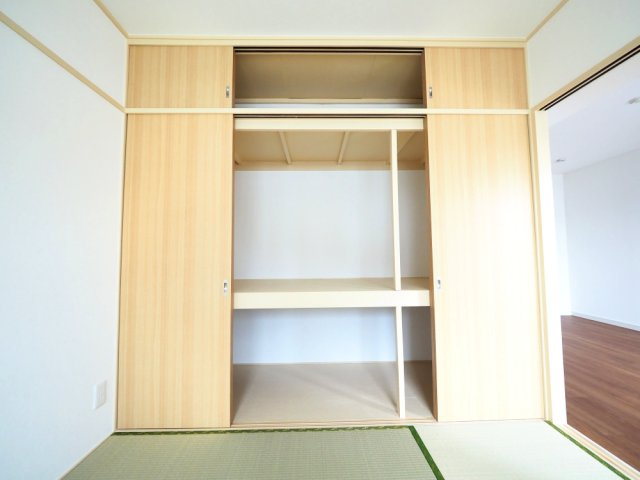 【和室　収納】　収納も備わり、暮らしやすい空間がデザインされています。