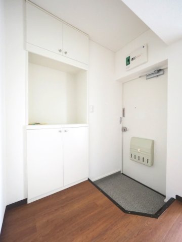 【玄関】　白でまとめられた清潔感のある玄関。住戸の顔として、いつでも整えておきたい空間に嬉しい大容量の収納がございます。