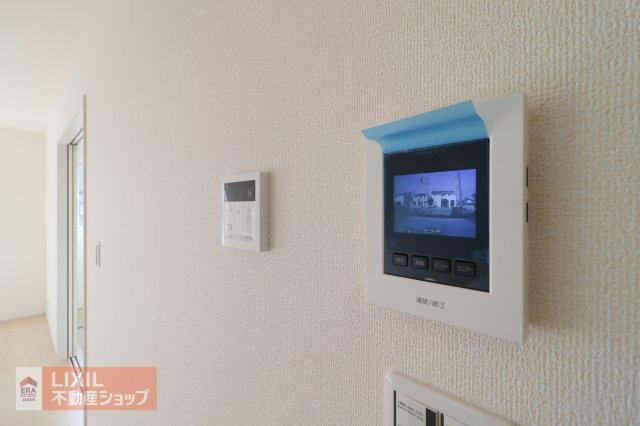 来客の顔が分かるTVモニタドアホン。不在時には、録画もしてくれるのでセキュリティも安心です！しっかりと声も聞こえますので2重で安心ですね！
