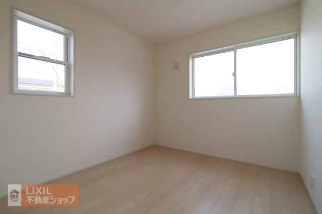 【子供部屋】2階5.2帖の洋室は子供部屋にいかがでしょうか。収納も付いており衣類や学用品もスッキリ片づけられます。