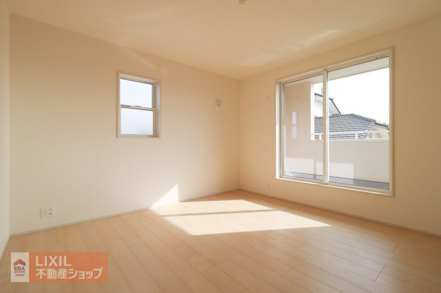 【寝室】2階9帖の寝室。南向きで明るいお部屋となっていおります。WICがついており、オシャレな奥様の衣服もたっぷり収納でき、スーツケースやゴルフバッグなどの大きめなものも収納できます。