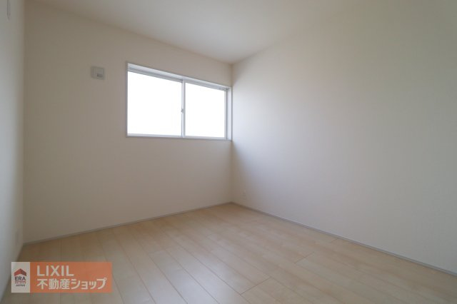 【洋室】2階5.2帖の洋室です。しっかり収納も付いています。