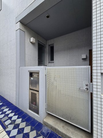 プライバシーにも配慮した玄関アプローチ