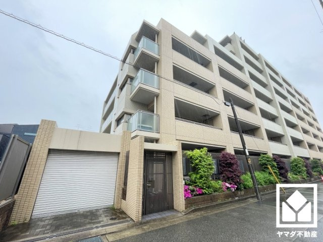 すべり台やブランコなどの遊具や、多数の動物のオブジェ、小屋型のモニュメントなどユニークな設備が整った「東園田公園」が道路を挟んで向かい側にあり、子育て世帯の方にもお勧めです。