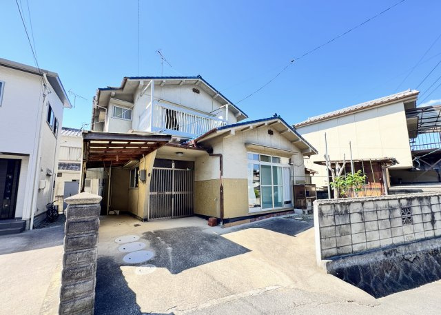尾道市栗原東2丁目の落ち着いた住宅地に佇むオール電化住宅です。屋根付きのカーポートを備え、雨の日の乗り降りや荷物の積み下ろしも快適。水回り設備はリフォーム交換済みのため、快適に新生活を始められます。