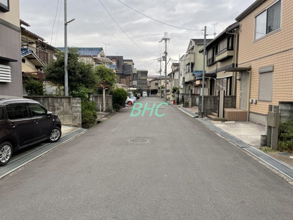 【草津市上笠２丁目の前面道路含む現地写真】