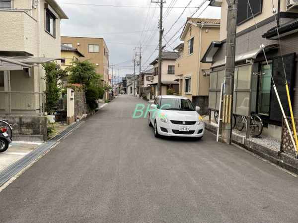 【草津市上笠２丁目の前面道路含む現地写真】