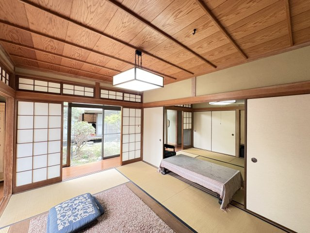 畳のぬくもりを感じられる落ち着いた空間は、家族が自然と集まるくつろぎのリビングとして活用可能です。大きな開口部からはやわらかな光が差し込み、明るく心地よい室内環境を演出してくれます。