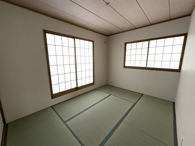 ごろ寝や読書にちょうどいい、くつろぎの和室スペース。