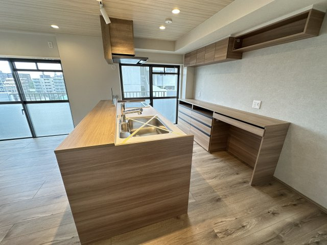 アイランド型のキッチンは、生活をキッチンやリビング中心にしたい方にピッタリのお部屋です。