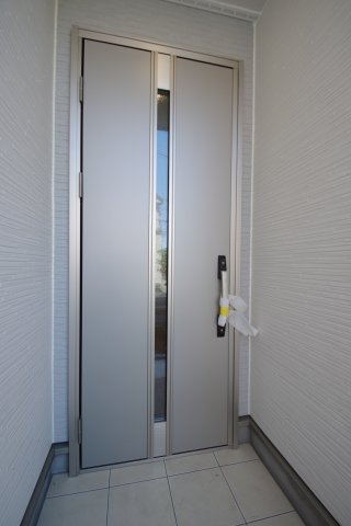 玄関扉はカードキー対応