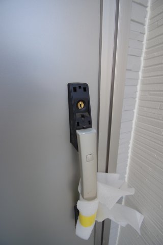 玄関扉はカードキー対応