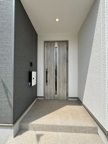 ご家族や大切なゲストを心地よくお迎えする、落ち着いた雰囲気の外玄関スペースです。雨風をしのぎやすい設計となっており、毎日のご帰宅や大きなお荷物を持つ際にもスムーズに出入りできる安心の仕様です。