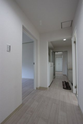 玄関を中心に左右にお部屋が広がっています！