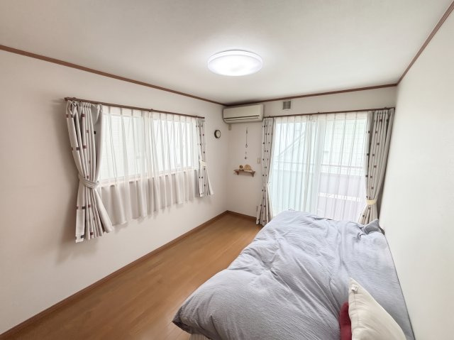 2階東側の洋室6帖／二面採光　※画像はAIによる一部家具等の消去加工をしています。現況と異なる場合があります。