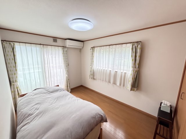 2階東側の洋室6帖／二面採光　※画像はAIによる一部家具等の消去加工をしています。現況と異なる場合があります。