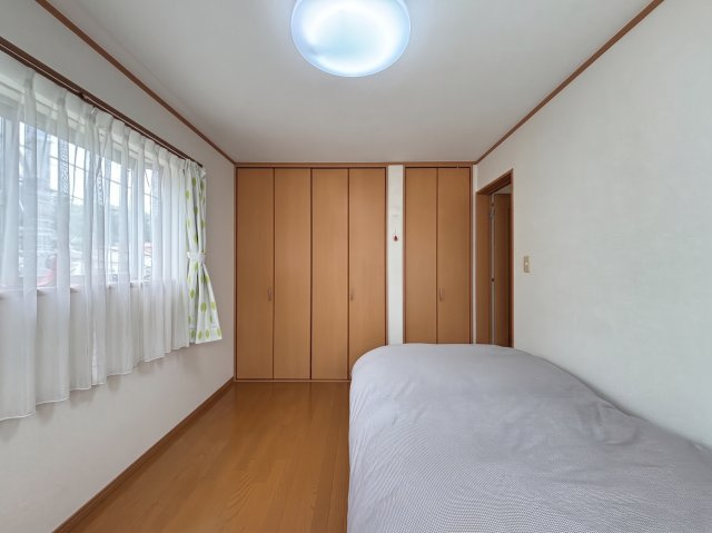 2階西側の洋室6帖／二面採光　※画像はAIによる一部家具等の消去加工をしています。現況と異なる場合があります。