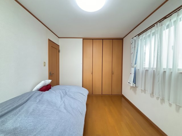 2階東側の洋室6帖／二面採光　※画像はAIによる一部家具等の消去加工をしています。現況と異なる場合があります。