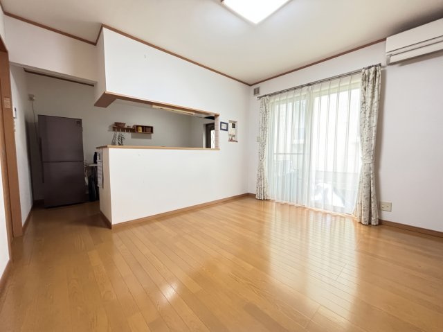 LDKは人気の対面キッチンタイプ♪家族とのコミュニケーションを楽しめる空間です！　※画像はAIによる一部家具等の消去加工をしています。現況と異なる場合があります。