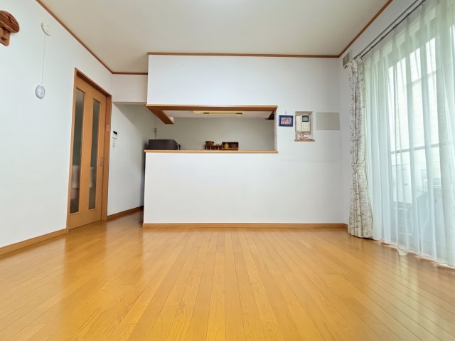 ナチュラルカラーで落ち着きのある住空間です！　※画像はAIによる一部家具等の消去加工をしています。現況と異なる場合があります。