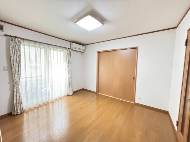 リビングの隣は和室になっています！引き戸を開けて、より開放的な空間としてもお使い頂けます♪　※画像はAIによる一部家具等の消去加工をしています。現況と異なる場合があります。