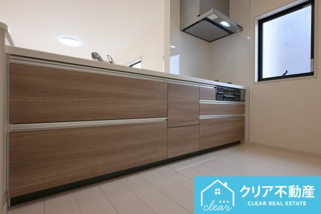 木目調で温かい雰囲気のキッチンは機能性も高く使いやすさも◎