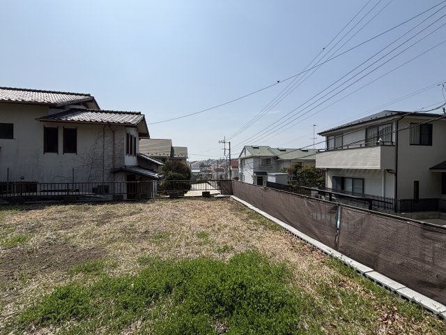 敷地から一段下がった西側前面道路。