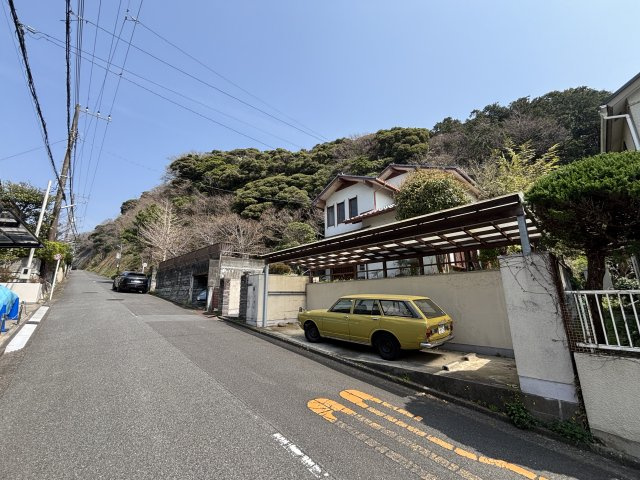 前面道路からの敷地写真。