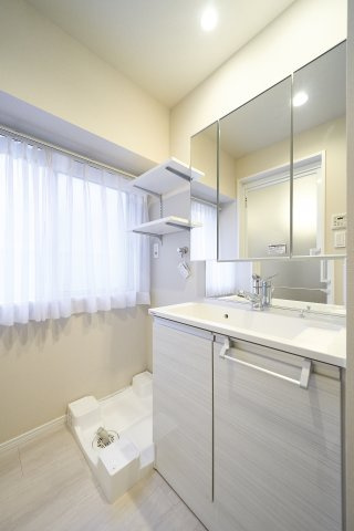 三面鏡を採用した、機能的で美しい独立洗面台。鏡裏や足元に充実した収納スペースを備え、散らかりがちな水回りも清潔に保てます。爽やかな朝の身支度をスムーズにサポートします。