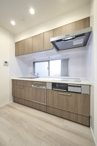 異なる角度から見たキッチン。シンプルながらも上質な内装が施されており、どんなテイストのインテリアとも相性が良く、住む人の個性が映えるデザインに仕上がっています。