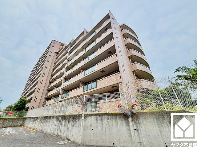 1～4番館までそびえる敷地の中央には広々としたプレイロットが用意されています。道路を挟んで東側にブランコやシーソーなどの遊具やゆったりとした広場を備えた「巽公園」もあり、子育て世帯の方にもお勧めです。