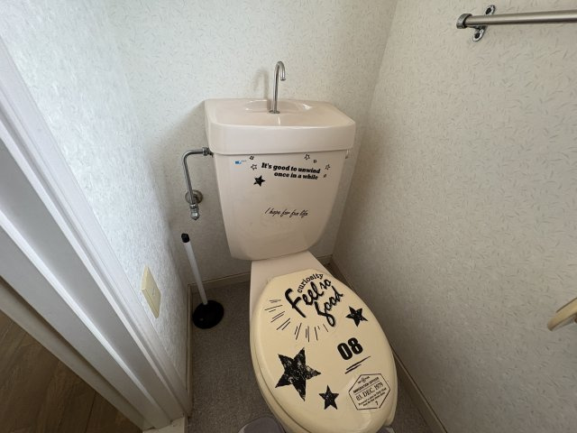 二階にもトイレを備えており、就寝時や朝の混雑時間帯にも便利。各階にトイレがあることで生活動線が分散され、家族それぞれが快適に使えます。シンプルで使いやすい造りのため、日常使いに配慮された空間です。