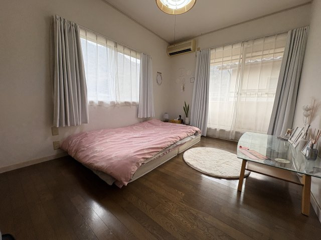 二面採光で明るさを確保した二階洋室。ベッドやデスクを配置してもゆとりがあり、主寝室としてもおすすめです。落ち着いた雰囲気で、プライベートな時間をゆったり過ごせる居心地の良い一室となっています。