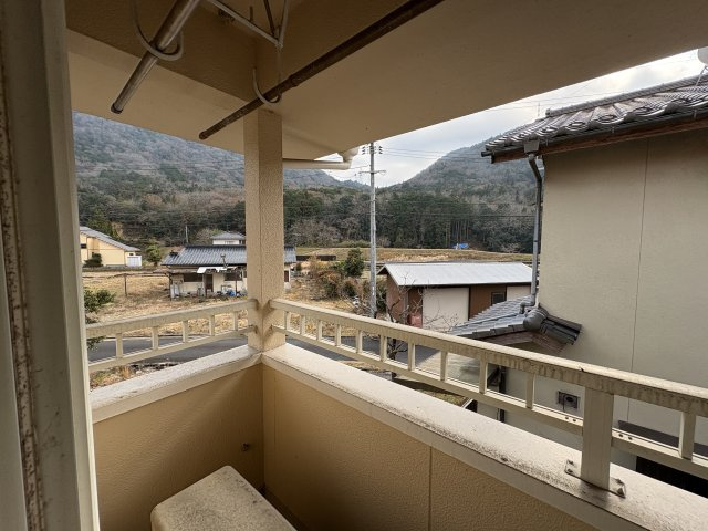 屋根付きのバルコニーは、天候を気にせず洗濯物を干しやすい実用的な空間。周囲は落ち着いた住環境で、視線も気になりにくく安心感があります。外の景色を感じながら、ちょっとした気分転換にも使えるスペースです。