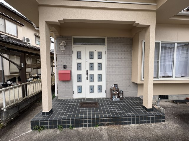 屋根付きの玄関ポーチは、雨の日でも出入りがしやすい設計。タイル貼りで清潔感があり、落ち着いた外観と調和しています。ゆとりあるスペースで、ベビーカーや荷物の出し入れもスムーズに行えます。