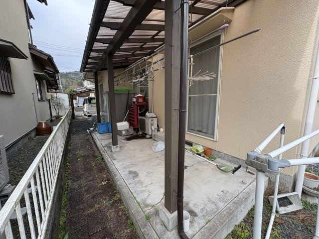 雨の日でも安心して洗濯物干しや外作業ができる実用的なスペース。物置や作業スペースとしても活用でき、日常の家事動線をしっかりサポートします。住まいの使い勝手を高めてくれる便利な屋外空間です。